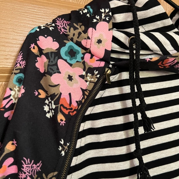 & Hoodie - Picture 2 of 4